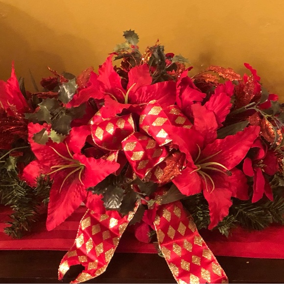 Elegant holiday red table centerpieces - Picture 7 of 7